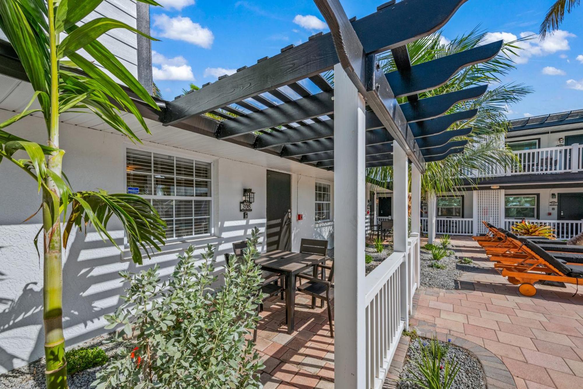 Tropic Isle At Anna Maria Island Inn Bradenton Beach Bagian luar foto
